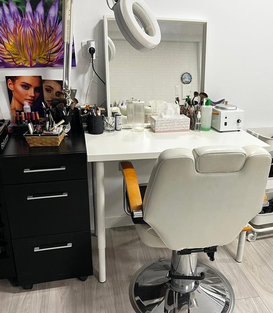 Interior del salón de peluquería y estética Yoli Toledo en Cuntis
